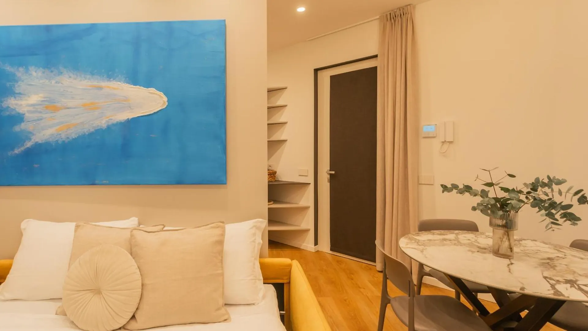 Rezia Apartments By Rent All Como 0*,