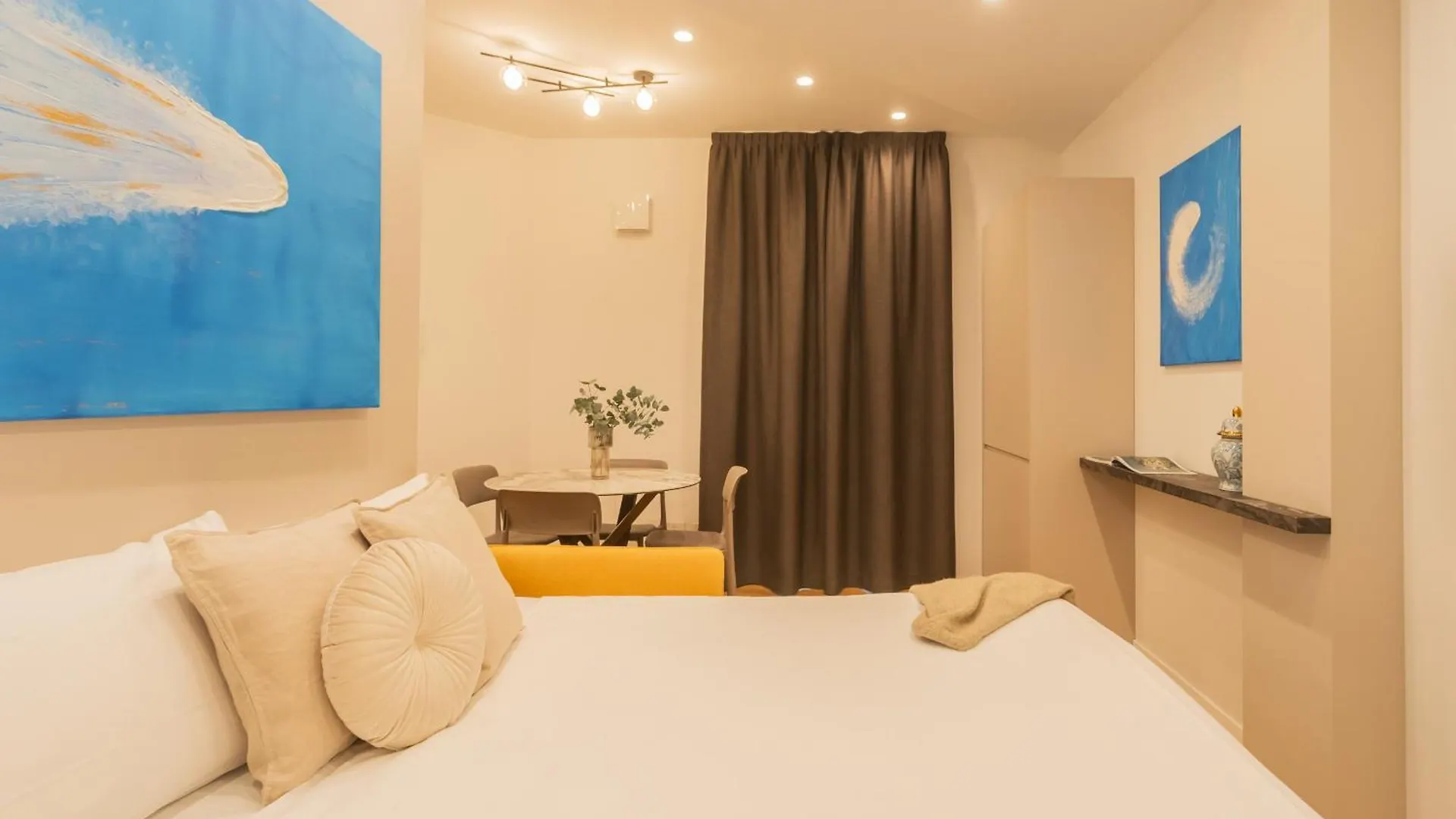 Rezia Apartments By Rent All Como 0*,